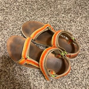 Orange Tevas